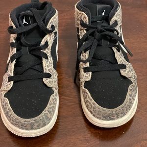 Girls sneakers